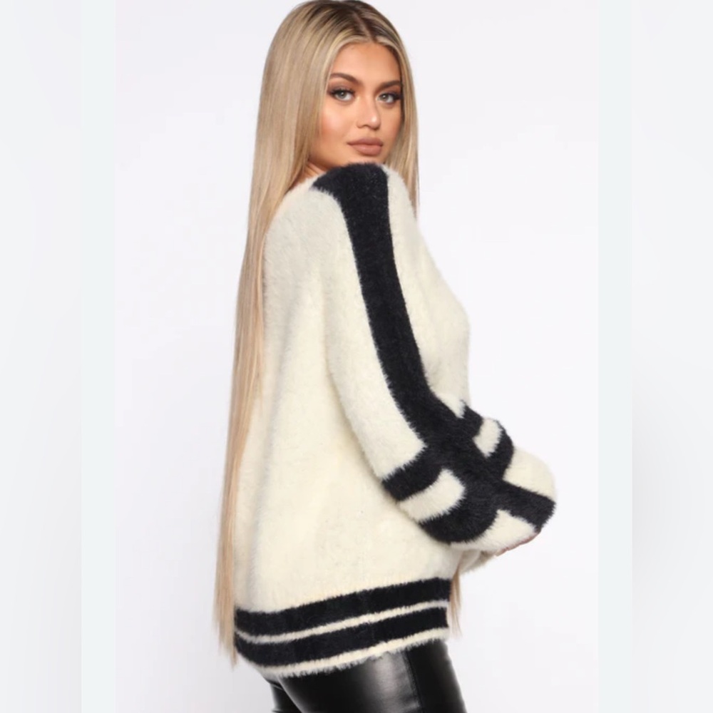 New sweater Chic Black and White Striped Sweater‎